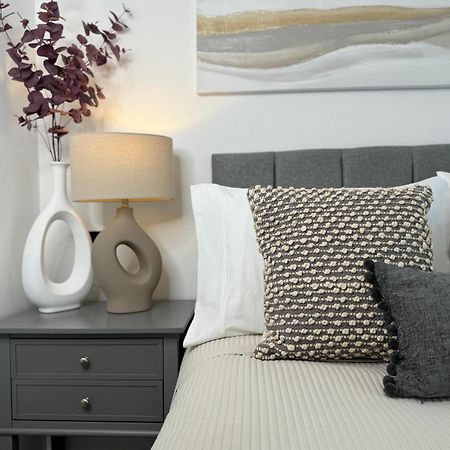 Modern One-Bedroom Apartment Swindon Exterior photo