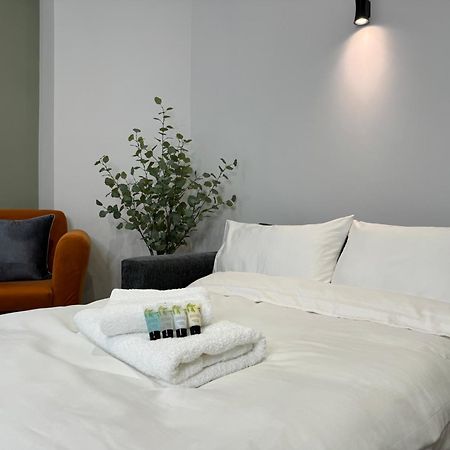 Modern One-Bedroom Apartment Swindon Exterior photo