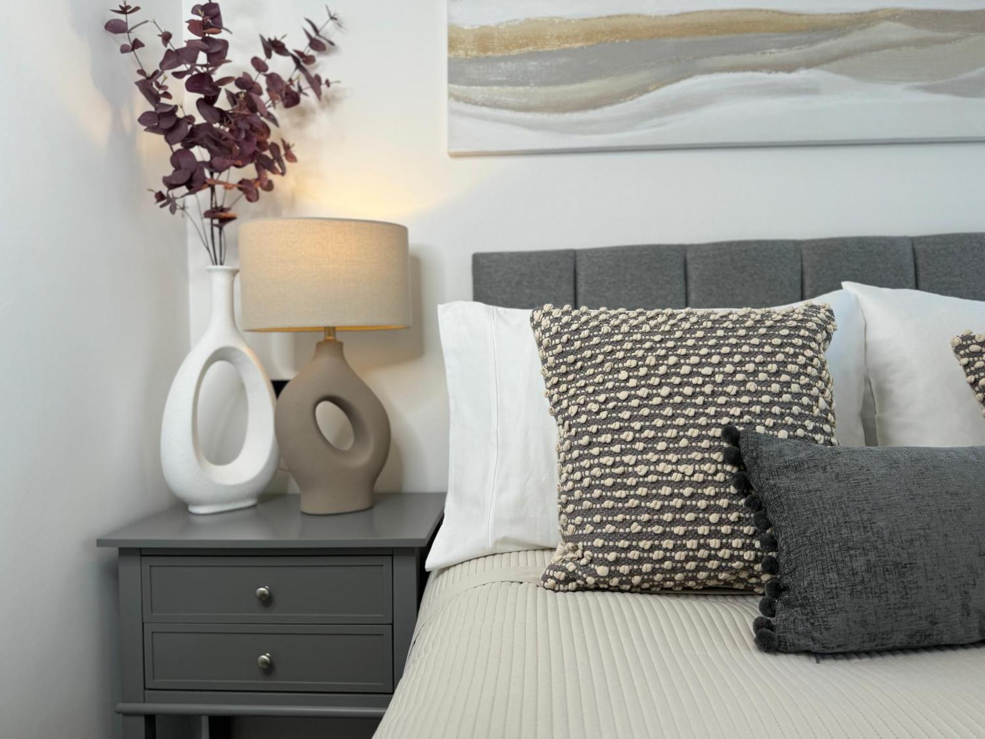 Modern One-Bedroom Apartment Swindon Exterior photo