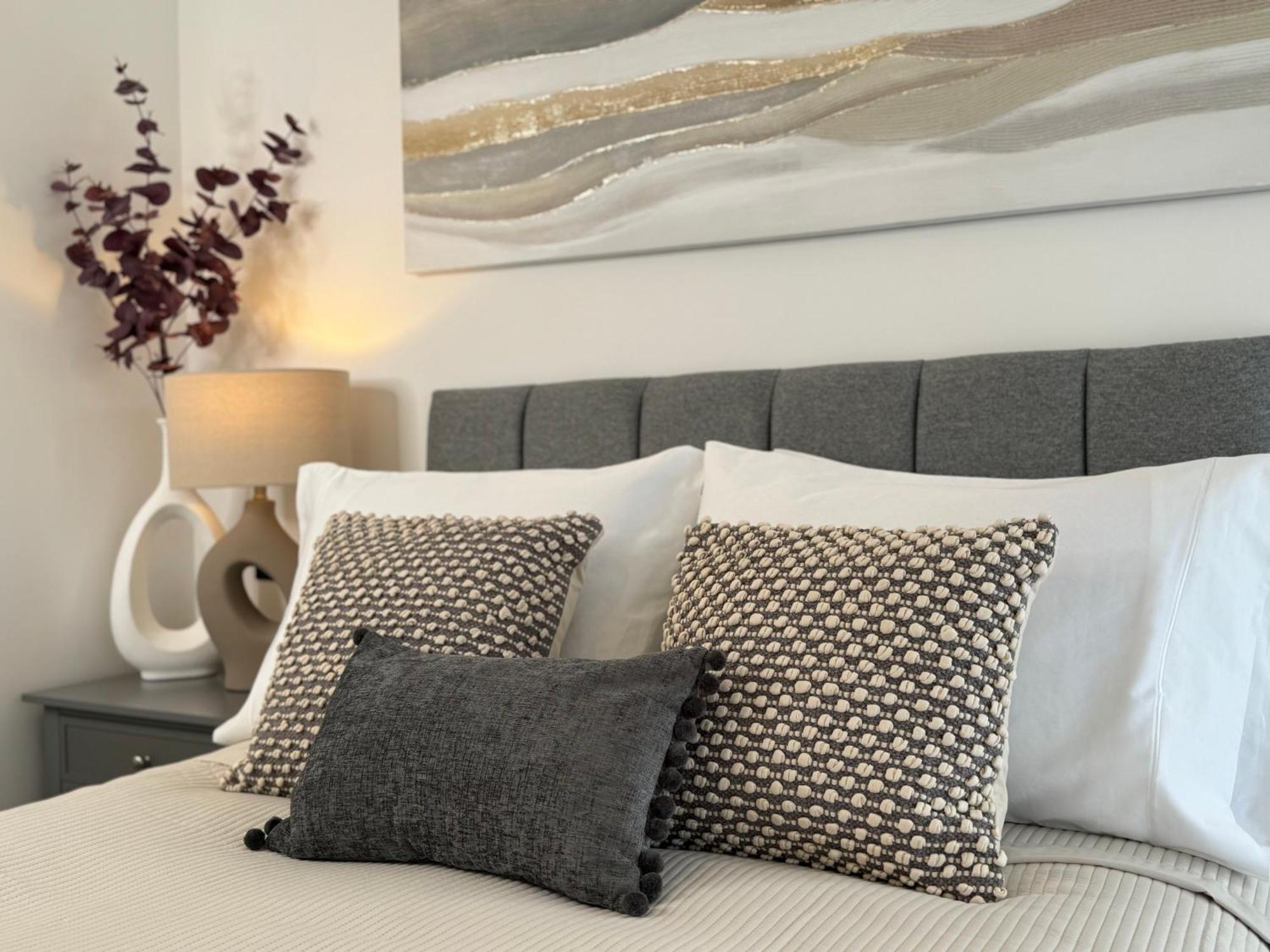 Modern One-Bedroom Apartment Swindon Exterior photo