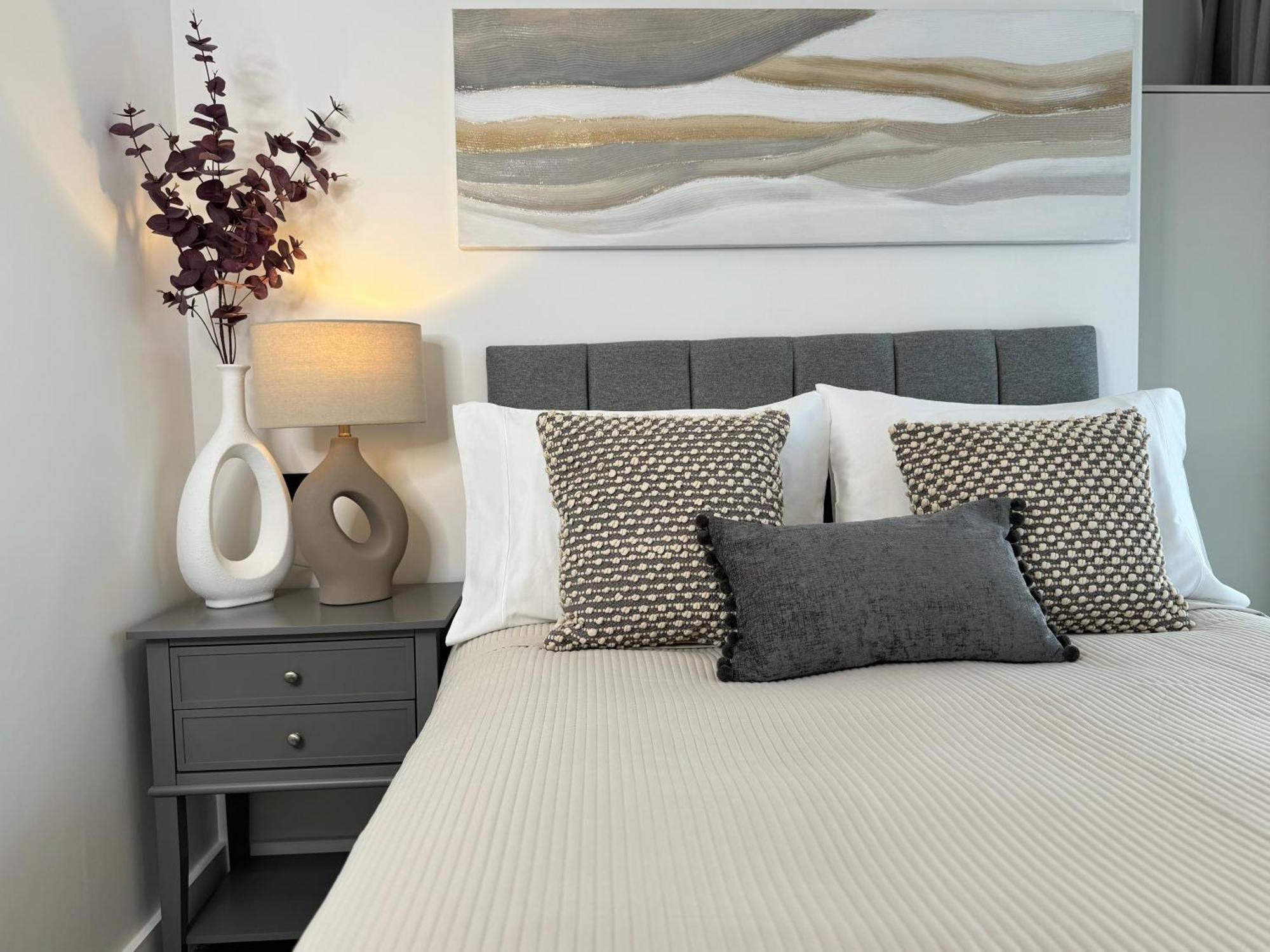 Modern One-Bedroom Apartment Swindon Exterior photo