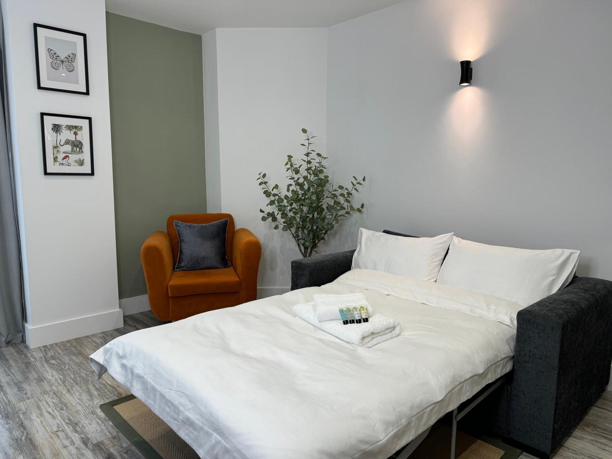 Modern One-Bedroom Apartment Swindon Exterior photo