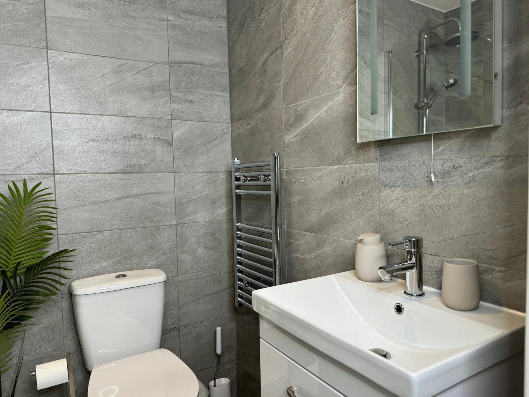 Modern One-Bedroom Apartment Swindon Exterior photo