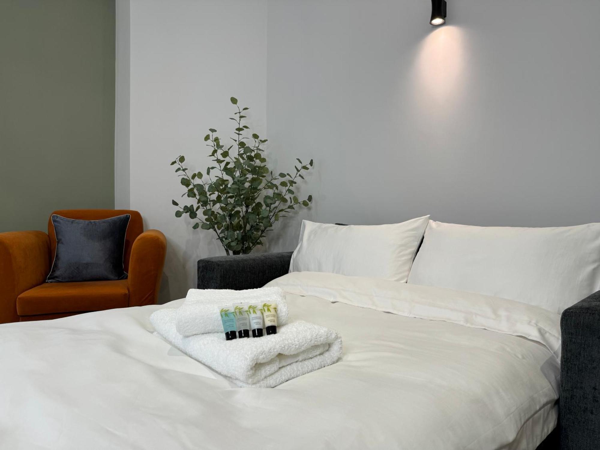 Modern One-Bedroom Apartment Swindon Exterior photo