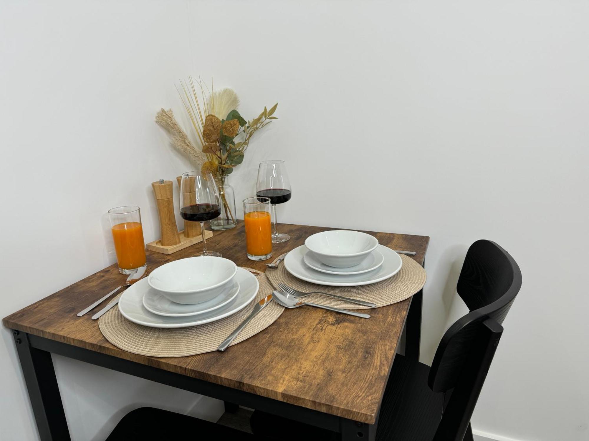 Modern One-Bedroom Apartment Swindon Exterior photo