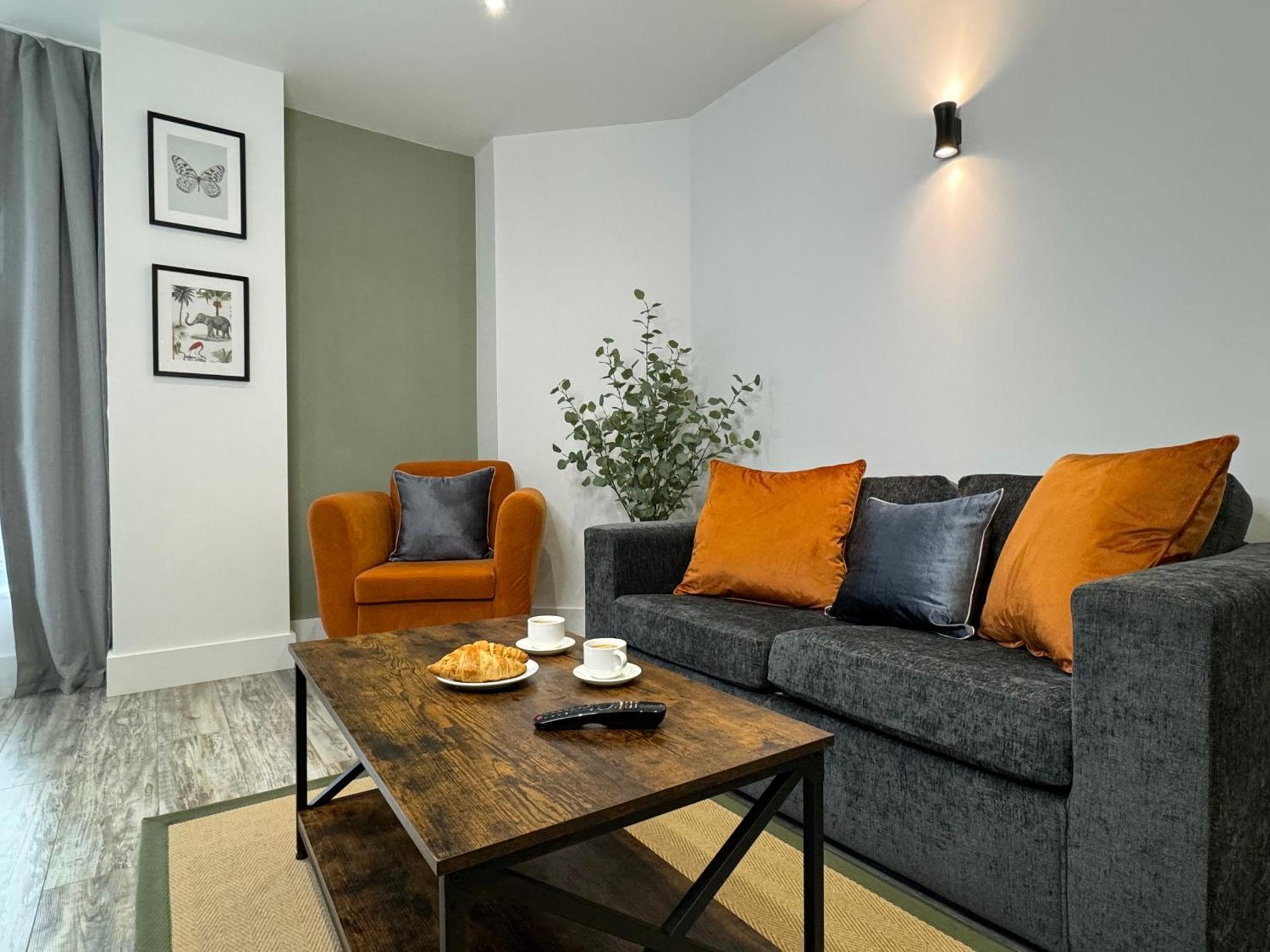 Modern One-Bedroom Apartment Swindon Exterior photo