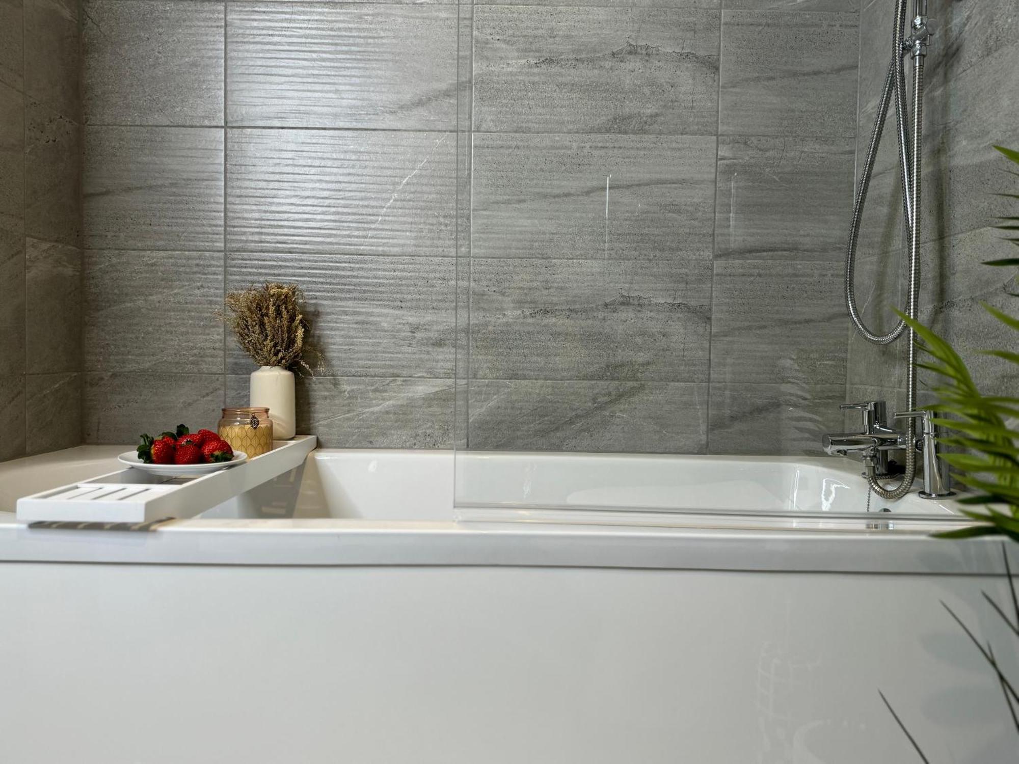 Modern One-Bedroom Apartment Swindon Exterior photo
